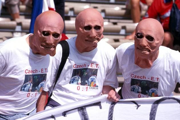 Tschechische Fans mit Collina-Masken und T-Shirts mit der Aufschrift: Tschechien-Holland 0:1 sind noch sauer auf den italienischen Schiedsrichter Fußball EM Herren Europameisterschaft 2000, Länderspiel, Nationalmannschaft, Nationaltrikot, Tschechien Gruppe Jan-Breydel-Stadion Brügge, Brugge Enttäuschung, Komik