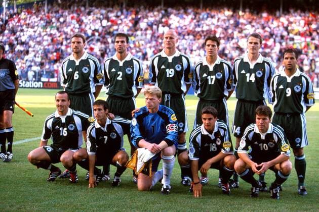 Deutschland, h.R. v.l.: Jens Nowotny, Markus Babbel, Carsten Jancker, Christian Ziege, Dietmar Hamann, Ulf Kirsten; vo.R. v. l.: Jens Jeremies, Mehmet Scholl, Torwart Oliver Kahn, Sebastian Deisler, Lothar Matthäus Fußball EM Herren Europameisterschaft 2000, Nationalteam, Nationalmannschaft, Nationaltrikot, Länderspiel Totale Stade Communal Charleroi