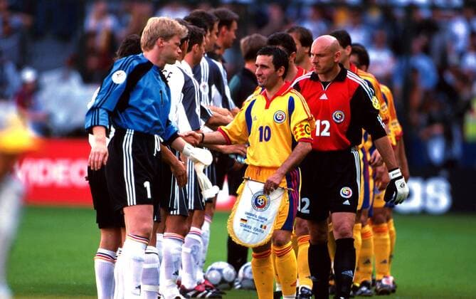 Torwart Oliver Kahn (Deutschland, li.), Gheorghe Hagi (Nr. 10) und Torhüter Bogdan Stelea (Nr. 12, beide Rumänien) beim shakehands vor Spielbeginn Fußball EM Herren Europameisterschaft 2000, Nationalteam, Nationalmannschaft, Nationaltrikot, Länderspiel Totale Sclessin-Stadion Lüttich Liege Kameradschaft