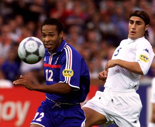 Thierry Henry (li., Frankreich) entwischt Fabio Cannavaro (Italien) Fußball EM Herren Europameisterschaft 2000, Nationalmannschaft, Nationalteam, Nationaltrikot, Länderspiel, Finale Gruppe De Kuip Rotterdam Dynamik,