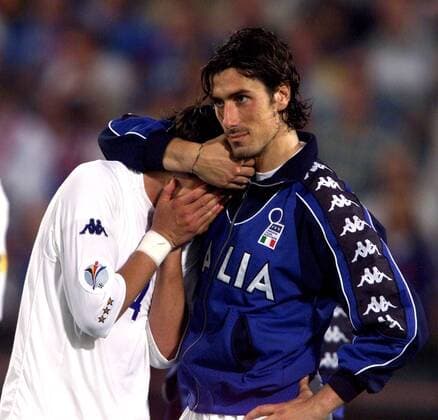 Marco Delvecchio (re.) tröstet den todunglücklichen Demetrio Albertini (beide Italien) Fußball EM Herren Europameisterschaft 2000, Nationalmannschaft, Nationalteam, Nationaltrikot, Länderspiel, Finale Gruppe De Kuip Rotterdam Enttäuschung, Verzweiflung, Kameradschaft