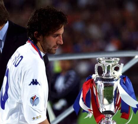 Fußball, EM Finale 2000 in Rotterdam, Frankreich - Italien 2-1 n.V. Alessandro Del Piero (Italien) muß am Pokal vorbeigehen Fußball EM Herren Europameisterschaft 2000, Nationalmannschaft, Nationalteam, Nationaltrikot, Länderspiel, Finale Einzelbild De Kuip Rotterdam Enttäuschung, Verzweiflung,