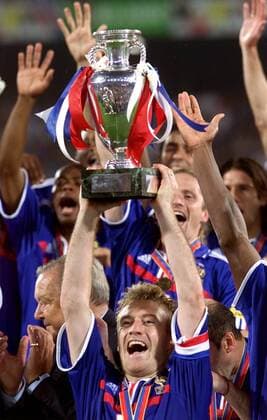 Didier Deschamps (Frankreich) hält jubelnd den Pokal hoch Fußball EM Herren Europameisterschaft 2000, Nationalmannschaft, Nationalteam, Nationaltrikot, Länderspiel, Finale Gruppe De Kuip Rotterdam Glück, Begeisterung, Freude,