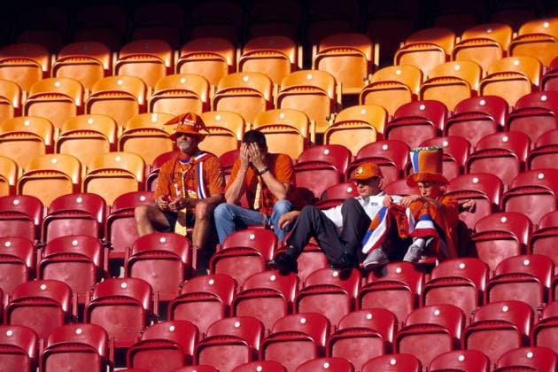 Ende der Party: Holländische Fußballfans verlieren sich nach dem Ausscheiden ihres Teams tieftraurig auf leeren Rängen Fußball EM Herren Europameisterschaft 2000, Länderspiel, Halbfinale, Nationalmannschaft, Nationalteam Totale Amsterdam Arena Amsterdam Leere, Enttäuschung,