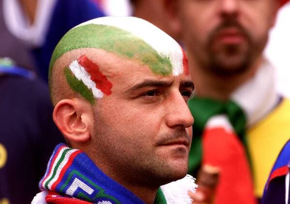 Fußball, EM Finale 2000 in Rotterdam, Frankreich - Italien 2-1 n.V. Italienischer Tifosi in den Landesfarben Fußball EM Herren Europameisterschaft 2000, Länderspiel, Finale, Nationalmannschaft, Nationalteam, Endspiel Porträt De Kuip Rotterdam Nachdenklichkeit, Enttäuschung,