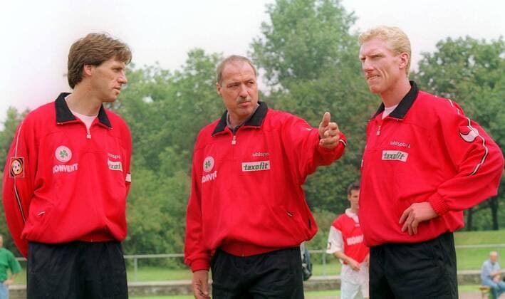 Fußball, Trainerhistorie, Rot-Weiß Oberhausen V. li.: Co-Trainer Wolfgang Funkel, Coach Gerhard Kleppinger und Assistenztrainer Rob Reekers (alle Oberhausen) Fußball 2. BL Herren Saison 2000 2001, Porträttermin, Vorstellung, Präsentation, Rot Weiß Oberhausen, RWO, RW Gruppe Oberhausen