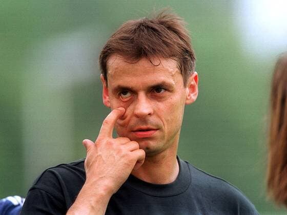 Olaf Thon (Schalke) hat alles im Auge Fußball 1. BL Herren Saison 2000 2001, Training, Trainingsauftakt, Auftakttraining, Sommerpause, Saisonvorbereitung Einzelbild Gelsenkirchen Komik