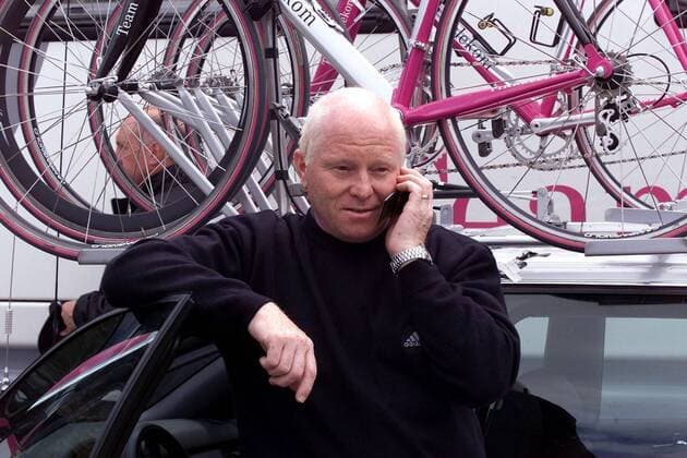 Teamleiter Rudy Pevenage (Belgien Team Telekom) mit Handy am Mannschaftswagen Radsport Herren Deutschlandtour 2000, Deutschland-Tour, Deutschlandrundfahrt, Rundfahrt, Radrennen, Straßenradsport Einzelbild Stuttgart