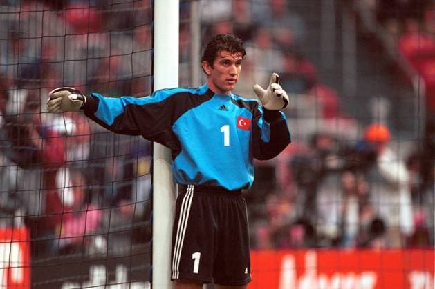 Torwart Rüstü Recber (Türkei) dirigiert seine Hintermannschaft Fußball EM Herren Europameisterschaft 2000, Länderspiel, Viertelfinale, Nationalmannschaft, Nationalteam Einzelbild ArenA Amsterdam
