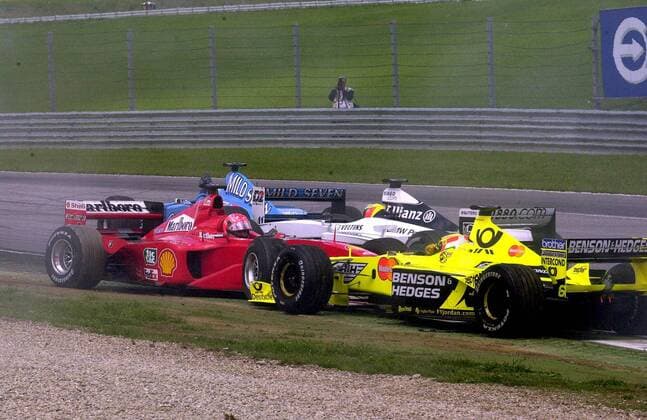 Michael Schumacher (Deutschland Ferrari, li.) steht nach seinem Dreher im Kiesbett frontal Jarno Trulli (Italien, Jordan-Mugen-Honda) gegenüber, dahinter Ralf Schumacher (Deutschland, BMW-Williams, re.) und Fisichella (Italien Benetton-Playlife) Motorsport Grand Prix Herren Großer Preis von Österreich 2000, GP, Formel 1, F1, F, Weltmeisterschaft, WM Gruppe A1-Ring Spielberg - Zeltweg Dynamik,