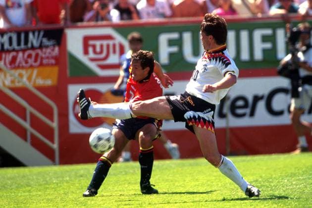 Lothar Matthäus (Deutschland, li.) blockt die Hereingabe von Jon Andoni Goikoetxea (Spanien) Fußball WM Herren Weltmeisterschaft 1994, Länderspiel, Gruppenspiel, Gruppe C, Nationalmannschaft, Nationalteam Gruppe Soldier Field Chicago