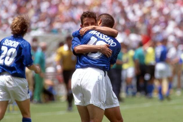Daniele Massaro (li.) und Torschütze Roberto Baggio (beide Italien) freuen sich über den Siegtreffer Fußball WM Herren Weltmeisterschaft 1994, Länderspiel, Viertelfinale, Nationalmannschaft, Nationalteam Gruppe Foxboro Boston Freude,