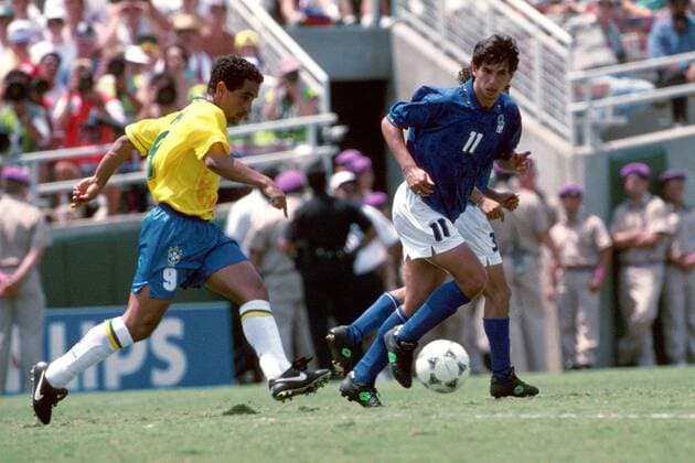 Zinho (Brasilien, li.) am Ball, dahinter Demetrio Albertini (Italien) Fußball WM Herren Weltmeisterschaft 1994, Länderspiel, Finale, Nationalmannschaft, Nationalteam, Nationaltrikot Gruppe Rose Bowl Los Angeles Dynamik