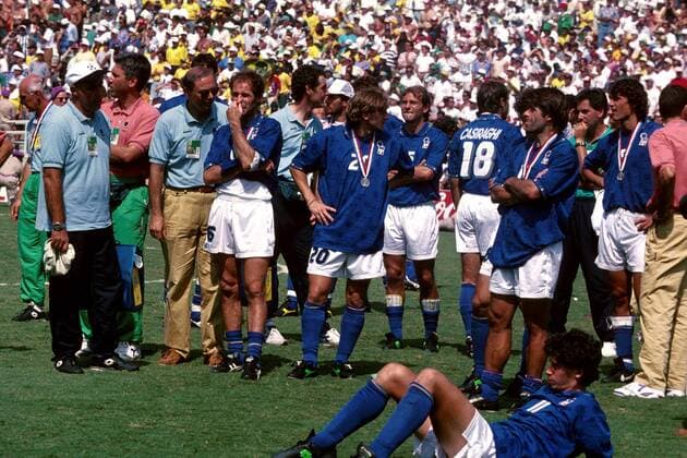 Italien nach der Niederlage im Endspiel, v.l.: Baresi (6), Signori (20), Evani, Maldini, vorn liegend Albertini Fußball WM Herren Weltmeisterschaft 1994, Länderspiel, Finale, Nationalmannschaft, Nationalteam, Nationaltrikot Totale Rose Bowl Los Angeles Enttäuschung,