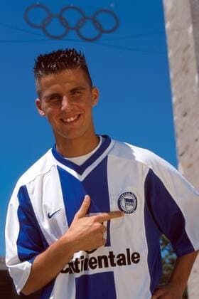 Neuzugang Benjamin Köhler (Hertha) zeigt stolz auf sein Vereinsemblem am Herthatrikot Fußball 1. BL Herren Saison 2000 2001: Hertha BSC Berlin, Vorstellung, Präsentation, Fototermin, Shooting, Fotoshooting Einzelbild Olympiastadion Berlin