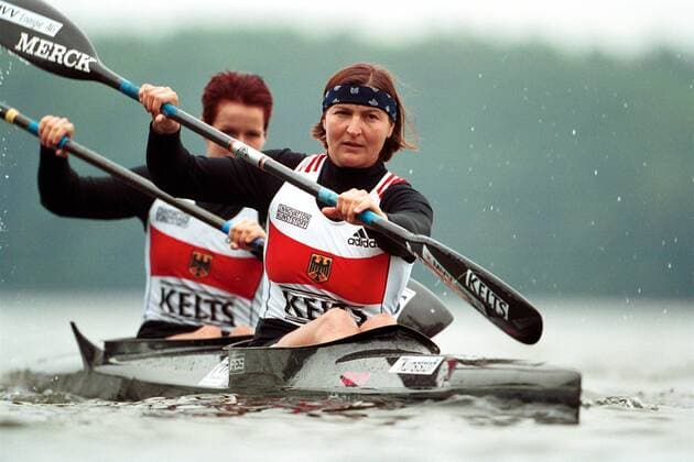 Birgit Fischer und Katrin Kieseler (Deutschland) im Wasser Kanu Damen Nationalmannschaft 2000, Nationalteam, Nationaltrikot, Kajak, Zweierkajak, Zweier, 2, 2er, K2 Gruppe Kienbaum