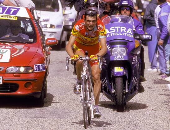 Richard Virenque (Frankreich Polti) wird nur noch von einem Motorrad und einem Begleitfahrzeug flankiert Radsport Herren Tour de France 2000, Straßenradsport, Radrennsport, Straßenradrennsport, Radrennen, Rad, Straße Einzelbild Berg, Berge Carpentras - Mont Ventoux