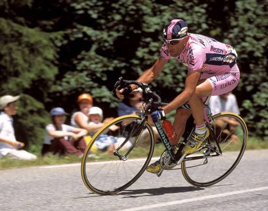 Marco Pantani (Italien Mercatone Uno) ist bei seinem Ausreissversuch allein auf der Abfahrt Radsport Herren Tour de France 2000, Straßenradsport, Radrennsport, Straßenradrennsport, Radrennen, Straße, Rad Einzelbild Courchevel - Morzine Dynamik
