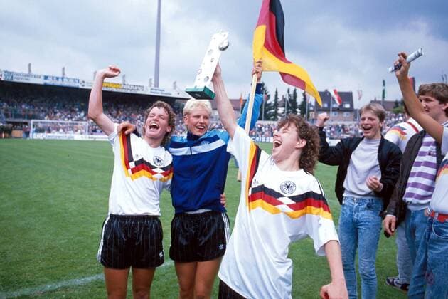 Jutta Nardenbach (v.l.), Doris Fitschen und Petra Damm (alle Deutschland) präsentieren stolz den EM-Pokal Fußball EM Damen Europameisterschaft 1989, Nationalmannschaft, Frauennationalmannschaft, Nationalteam, Frauen Gruppe Osnabrück Freude, Begeisterung,