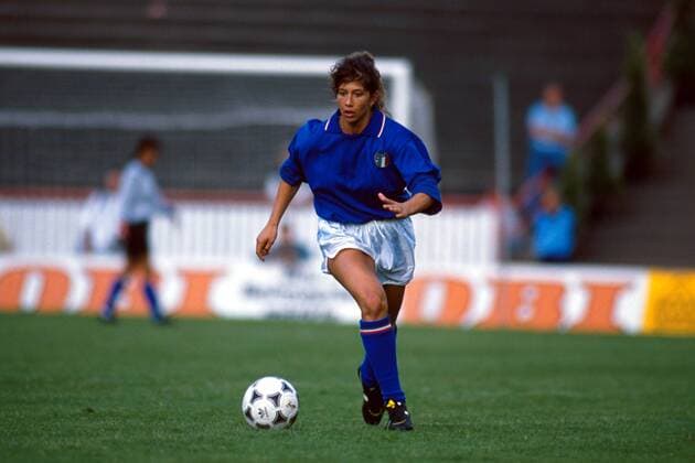 Carolina Morace (Italien) am Ball Fußball EM Damen Europameisterschaft 1989, Nationalmannschaft, Frauennationalmannschaft, Nationalteam, Frauen Einzelbild Halbfinale Siegen Dynamik,