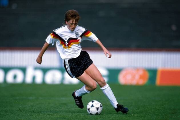 Roswitha Bindl (Deutschland) am Ball Fußball EM Damen Europameisterschaft 1989, Nationalmannschaft, Frauennationalmannschaft, Nationalteam, Frauen Einzelbild Halbfinale Siegen Dynamik,