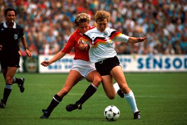 Angelika Fehrmann (Deutschland, re.) am Ball, gehalten von Heidi Stoere (Norwegen) Fußball EM Damen Europameisterschaft 1989, Nationalmannschaft, Frauennationalmannschaft, Nationalteam, Frauen Gruppe Osnabrück Dynamik, Kampf,