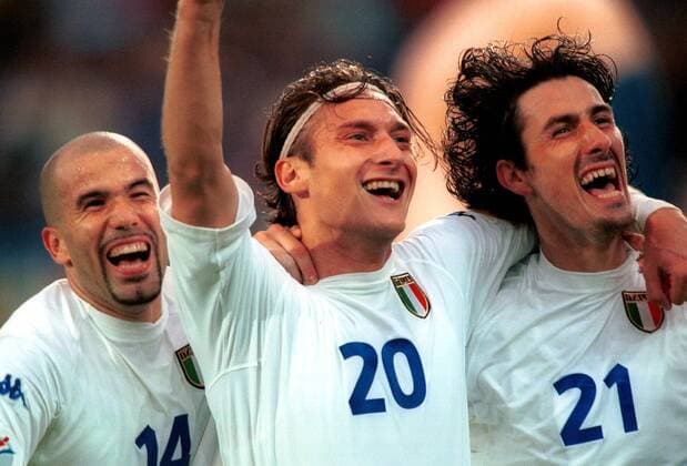 Fußball, EM Finale 2000 in Rotterdam, Frankreich - Italien 2-1 n.V. V. li.: Luigi di Biagio, Francesco Totti und Torschütze Marco Delvecchio (alle Italien) bejubeln den Führungstreffer Fußball EM Herren Europameisterschaft 2000, Länderspiel, Finale, Nationalmannschaft, Nationalteam, Nationaltrikot Gruppe De Kuip Rotterdam Freude, Begeisterung