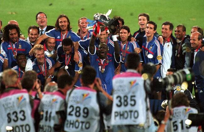 Die französischen Europameister um Lilian Thuram (mit Pokal) präsentieren ihre Trophäe freudestrahlend den Fotografen Fußball EM Herren Europameisterschaft 2000, Finale, Endspiel, Länderspiel, Nationalmannschaft, Nationalteam Totale De Kuip Rotterdam Freude, Begeisterung