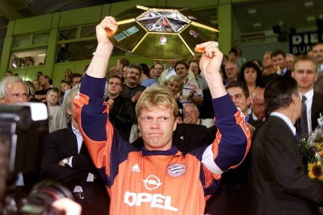 Torwart Oliver Kahn (Bayern) präsentiert den Ligapokal und sieht dabei ganz friedlich aus Fußball 1. BL Herren Saison 2000 2001, Ligacup, Ligapokal, Liga-Cup, Pokal, Finale, FC Bayern München Einzelbild BayArena Leverkusen Freude,