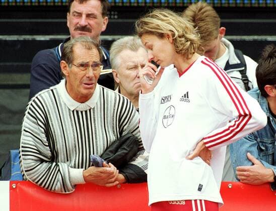 Heike Henkel (LG Bayer Leverkusen Deutschland) im Gespräch mit ihrem Trainer Gerd Osenberg (re., Deutschland) Leichtathletik Qualifikation Damen 8. DLV-Sparkassen-Meeting 2000, Olympiaqualifikation, Sportfest, Hoch, Hochsprung Gruppe Stadion Rote Erde, Leichtathletikmeeting Dortmund Nachdenklichkeit,