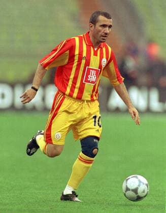 Gheorghe Hagi (Galatasaray) am Ball Fußball Herren Saison 2000 2001, FCB, 100jähriges, 100-jähriges Jubiläum, Vereinsjubiläum, Jahre Einzelbild Olympiastadion München Dynamik,