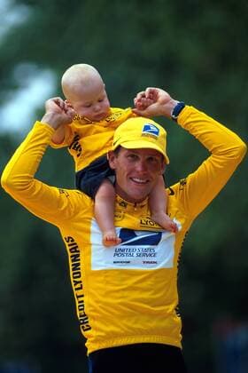 Lance Armstrong (USA US Postal Service) jubelt mit Sohn Luke David auf seinen Schultern Radsport Herren Tour de France 2000, Straßenradsport, Radrennsport, Straßenradrennsport, Straßenrennen, Radrennen Gruppe Paris Glück, Freude,