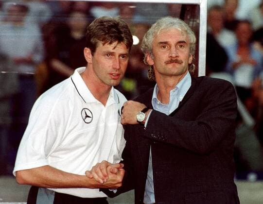 Bundestrainer Michael Skibbe (li.) und DFB-Teamchef Rudi Völler (beide Deutschland) gratulieren sich zum gemeinsamen Erfolg Fußball Länderspiel Herren Freundschaftsspiel 2000, Nationalmannschaft, Nationalteam Gruppe Niedersachsenstadion Hannover Harmonie Kameradschaft,