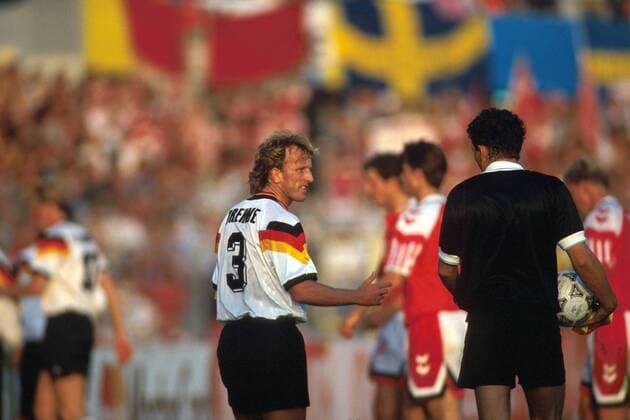 Fußball, EM Finale 1992 in Göteborg, Dänemark - Deutschland 2:0 Andreas Brehme (Deutschland) diskutiert mit Schiedsrichter Bruno Galler (Schweiz) Fußball EM Herren Europameisterschaft 1992, Länderspiel, Finale, Nationalmannschaft, Nationalteam, Nationaltrikot Gruppe Nya Ullevi Göteborg