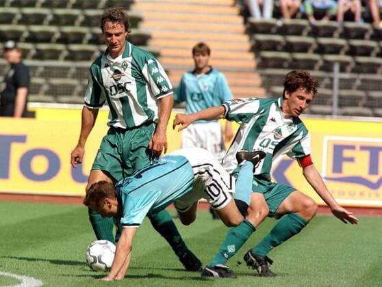 Thomas Häßler (1860, Mitte) wird von Frank Baumann (re.) und Marco Bode (beide Werder) in die Zange genommen Fußball 1. BL Herren Saison 2000 2001, TSV 1860 München - Werder Bremen 2:1 Gruppe Olympiastadion München Dynamik, Kampf