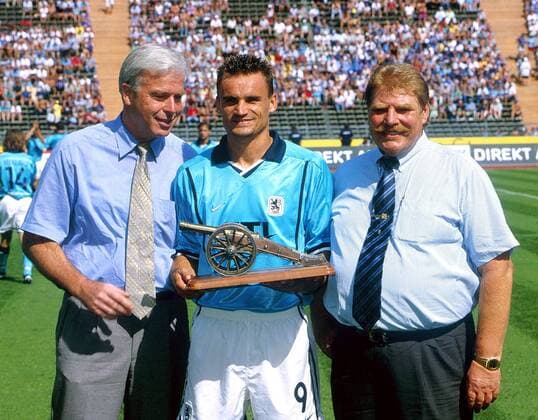 Kicker-Chefredakteur Rainer Holzschuh (li.) überreicht Martin Max (Mi., 1860) die Torjägerkanone aus der Saison 1999 2000, Präsident Karl-Heinz Wildmoser (1860) stolz daneben Fußball 1. BL Herren Saison 2000 2001, TSV 1860 München, Torjägerkrone Gruppe Olympiastadion München