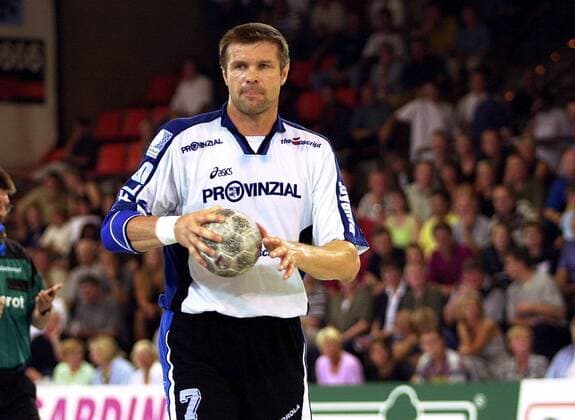 Bogdan Wenta (Flensburg Handewitt) am Ball Handball 1. BL Herren Saison 2000 2001, SG Flensburg-Handewitt Einzelbild Kreissporthalle Lübbecke