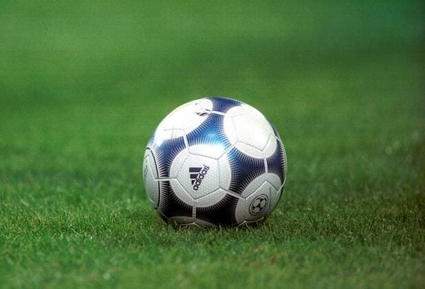 Ein Fußball auf dem Rasen Fußball 1. BL Herren Saison 2000 2001 Einzelbild Westfalenstadion Dortmund