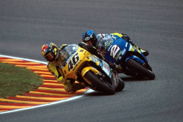 Valentino Rossi (Italien Nastro Azzurro Honda), verfolgt von Kenny Roberts jr. (USA Telefonica Movistar Suzuki) Motorsport WM Herren Weltmeisterschaft 2000, Motorrad, Motorradrennen, Motorradrennsport, Motorradsport Gruppe Mugello Dynamik,