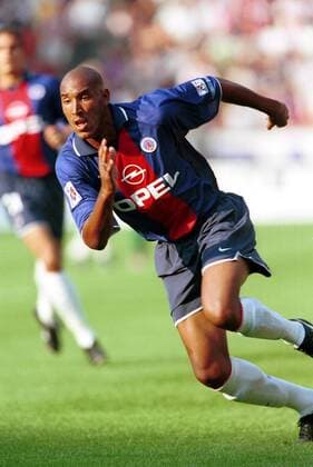 Nicolas Anelka (PSG) in dynamischer Vorwärtsbewegung Fußball Herren Saison 2000 2001, 1. Division, Französische Liga, FC Paris Saint Germain, St., SG Einzelbild Prinzenparkstadion Paris Dynamik,  