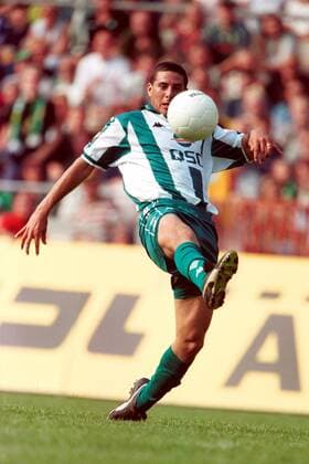 Claudio Pizarro (Werder) am Ball Fußball 1. BL Herren Saison 2000 2001, SV Werder Bremen Einzelbild Weserstadion Bremen Dynamik