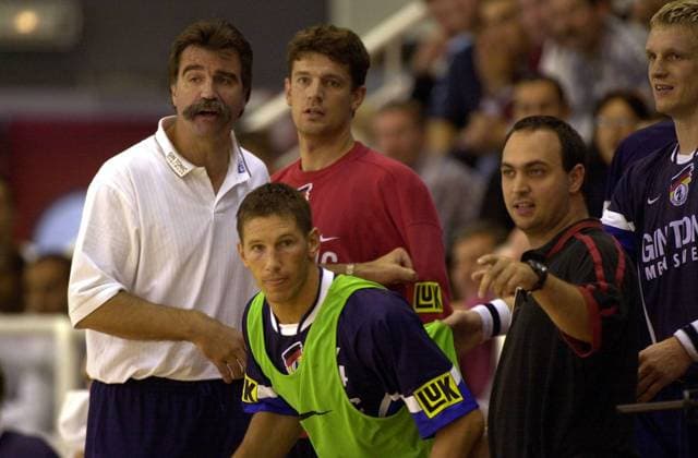 Sven Lakenmacher (vorn) wird in den letzten Spielsekunden als siebter Feldspieler eingewechselt, hinten v. li.: Bundestrainer Heiner Brand, Jan Holpert, Co-Trainer Bob Hanning Handball Länderspiel Herren Vierländerturnier 2000, 4-Länderturnier, Vier, Vierländer-Turnier, Länder, Nationalmannschaft Gruppe Strasbourg