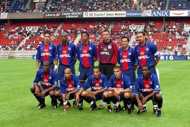 Mannschaftsbild Paris St. Germain, hinten v. li.: Talal El Karkouri, Christian Correa, Edouard Cissé, Dominique Casagrande, Jimmy Algerino, Eric Rabesandratana; vorn: Sylvain Distin, Stéphane Dalmat, Peter Luccin, Laurent Robert, Augustine Okocha Fußball Herren Division 2000 2001, 1. Französische Liga, PSG Totale Parc des Princes, Prinzenpark Paris  