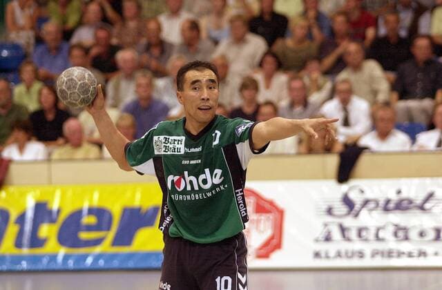 Talant Duishebaev (Minden) dirigiert seine Mannschaft Handball 1. BL Herren Saison 2000 2001, GWD Minden Einzelbild KAMPA-Halle Minden