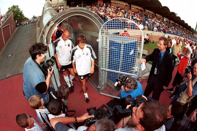 Die Nationalmannschaft kommt durch den Spielertunnel ins Stadion - die Meute der Medienvertreter wartet bereits Fußball Länderspiel Herren Freundschaftsspiel 2000, Deutschland, Nationalteam, Nationaltrikot Totale Niedersachsenstadion Hannover Spannung