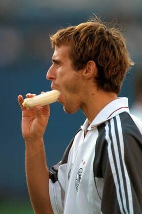 Mehmet Scholl (Deutschland) genießt eine Banane Fußball Länderspiel Herren Freundschaftsspiel 2000, Nationalmannschaft, Nationalteam, Nationaltrikot Einzelbild Niedersachsenstadion Hannover