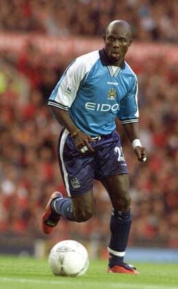 George Weah (Manchester City) am Ball Fußball Herren English Premier League 2000 2001, 1. englische Liga, Saisonvorbereitung, Test, Testspiel Einzelbild Old Trafford Manchester