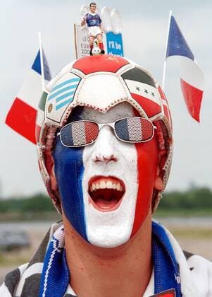 Fußball, EM Finale 2000 in Rotterdam, Frankreich - Italien 2-1 n.V. Französischer Fußballfan mit Gesichtsbemalung in den Landesfarben und einer fußballerischen Kopfbedeckung Fußball EM Herren Europameisterschaft 2000, Finale, Endspiel, Länderspiel, Nationalmannschaft, Nationalteam Porträt De Kuip Rotterdam Freude,