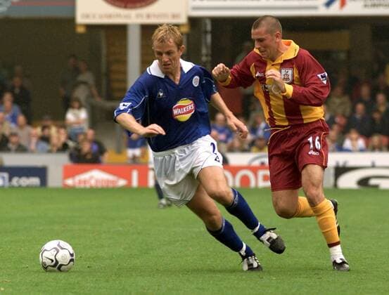 Gary Rowett (Leicester, li.) im Duell mit Lee Sharpe (Bradford) Fußball Herren English Premier League 2000 2001, 1. englische Liga, Bradford City - Leicester City 0:0 Gruppe Valley Parade Bradford Dynamik,