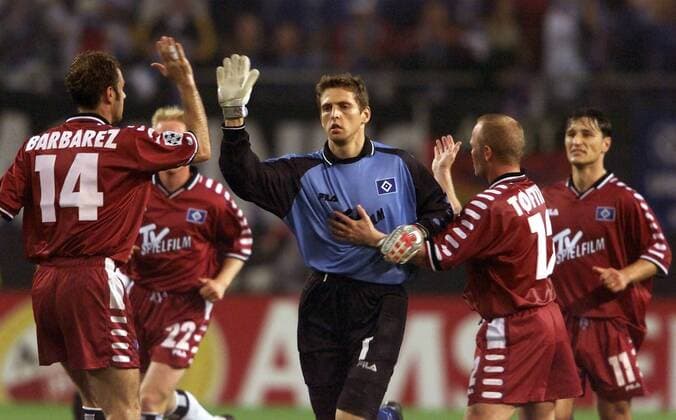 Torhüter Hans-Jörg Butt (Mi.) nimmt nach seinem verwandelten Elfmeter Glückwünsche von Barbarez (li.) und Töfting (2.v.re.) entgegen Fußball EC 1 Herren Champions League 2000 2001, Gruppe E, Gruppenspiel, Hamburger SV Gruppe Volksparkstadion Hamburg Begeisterung, Freude,